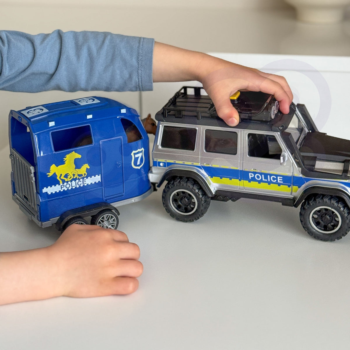 Woopie policijos visureigis su žirgo priekaba